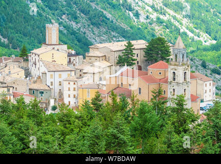 Majella National Park (Italien) - Der Sommer in den Abruzzen berge Naturpark, mit palena Stadt. Stockfoto