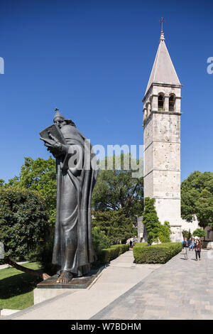 07. MAI 2019 Split, Kroatien. Kirchturm in Split und die Statue von Grgur Ninski Stockfoto