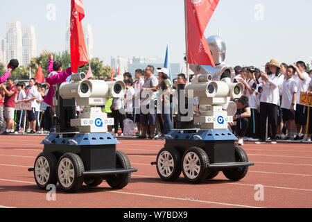 Studenten zeigen Sie Roboter an eine jährliche Sportveranstaltung in Hangzhou Jianlan Secondary School in Hangzhou City, East China Zhejiang provinz, 10. Oktober 2. Stockfoto