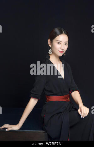 Chinesische Schauspielerin Dong Jie stellt für Portrait Fotos bei einem exklusiven Interview von Imaginechina in Peking, China, 26. September 2017. Stockfoto