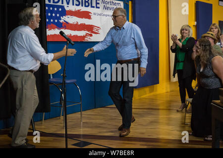 Reno, NV, USA. 5 Aug, 2019. CHIP EVANS begrüßt Presidential candidate, reg. JAY INSLEE, am Anfang eines Rathaus mit Unteilbaren Mitglieder und Reno Wähler bei Cathexes Architektur in Reno, Nevada, am Montag Abend. Credit: Tracy Barbutes/ZUMA Draht/Alamy leben Nachrichten Stockfoto