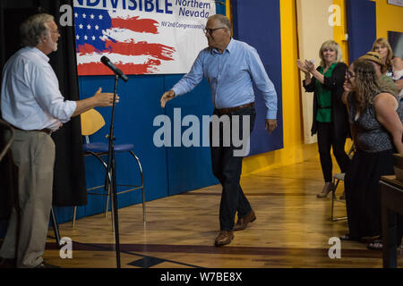 Reno, NV, USA. 5 Aug, 2019. CHIP EVANS begrüßt Presidential candidate, reg. JAY INSLEE, am Anfang eines Rathaus mit Unteilbaren Mitglieder und Reno Wähler bei Cathexes Architektur in Reno, Nevada, am Montag Abend. Credit: Tracy Barbutes/ZUMA Draht/Alamy leben Nachrichten Stockfoto