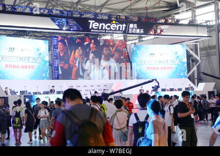 ---- Leute besuchen Sie den Stand von Tencent interaktive Unterhaltung während des 15 China Digital Entertainment Expo, auch als ChinaJoy 2017 bekannt, in Stockfoto