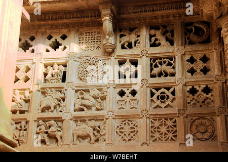 Sehr dekorativ und kunstvoll geschnitzten steinernen Fensterrahmen an Jain Tempel in Jaisalmer Fort, Jaisalmer, Rajasthan, Indien, Asien Stockfoto