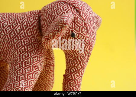 Weiße und rote Elefant-förmige rag doll Stockfoto