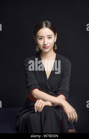Chinesische Schauspielerin Dong Jie stellt für Portrait Fotos bei einem exklusiven Interview von Imaginechina in Peking, China, 26. September 2017. Stockfoto