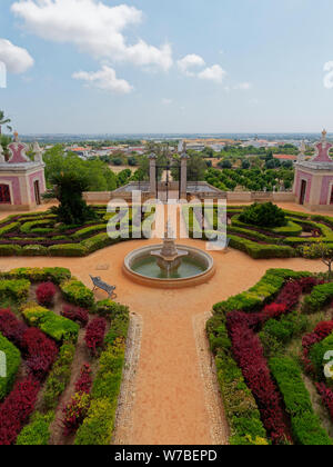 Die kleinen Gärten des Estoi Palace Hotel an der Algarve in Portugal, mit der Stadt in der Nähe von Estoi, Portugal. Stockfoto