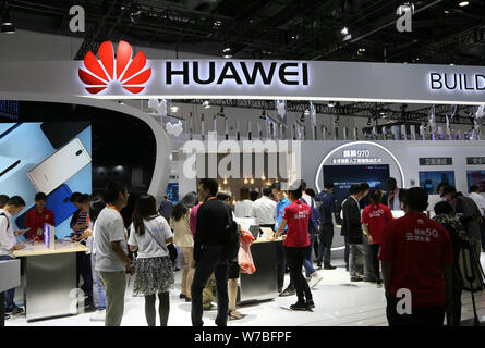 ---- Leute besuchen den Stand der Huawei während einer Ausstellung in Peking, China, 27. September 2017. Chinas Telekommunikation Riese Huawei hat Intro Stockfoto
