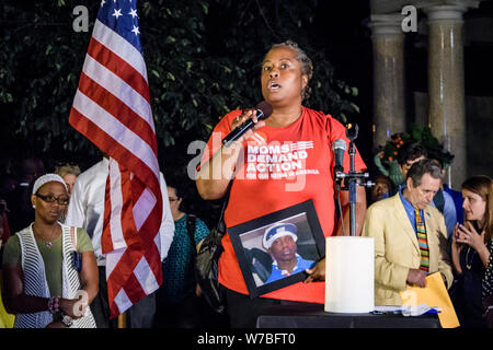 New York, USA. 5 Aug, 2019. Hinterbliebene von Waffengewalt - New Yorker gegen Waffengewalt, Jugend gegen Waffen, Schwule gegen Waffen, Borough Präsident Eric L. Adams, bürgerlichen Rechte Rechtsanwalt Norman Siegel, Alexandria Ocasio Cortez, zahlreiche Lokale gewählte Beamte und andere Fürsprecher für eine Mahnwache in Prospect Park versammelt, am 5. August 2019 das Leben in den letzten Massenerschießungen in Brownsville, Dayton, El Paso verloren zu beklagen, und Gilroy, verurteilte die Schwankung in der Gun Gewalt in der ganzen Stadt und Land. Credit: ZUMA Press, Inc./Alamy leben Nachrichten Stockfoto