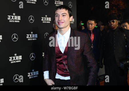 Us-amerikanischer Schauspieler und Sänger Ezra Miller wird dargestellt, wie er auf dem roten Teppich für den Film 'Justice League' in Peking, China, 26. Oktober 2017 eingeht. Stockfoto