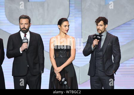 (Von links), US-amerikanischer Schauspieler und Regisseur Ben Affleck, israelische Schauspielerin und Model Gal Gadot, und der britische Schauspieler Henry Cavill eine Pressekonferenz für die Teilnahme Stockfoto