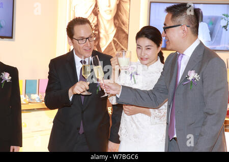 Chinesischen Olympischen tauchen Meister Guo Jingjing, Mitte, die an Kenneth Fok Kai verheiratet ist - Kong, Enkel des späten Hong Kong Business tycoon Henry Fok Stockfoto