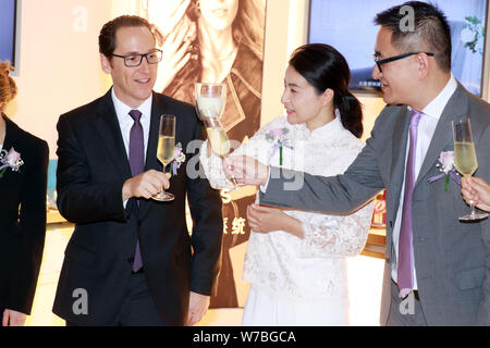 Chinesischen Olympischen tauchen Meister Guo Jingjing, Mitte, die an Kenneth Fok Kai verheiratet ist - Kong, Enkel des späten Hong Kong Business tycoon Henry Fok Stockfoto