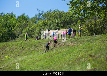 Stadt Cesis, der Lettischen Republik. Laufen Rennen waren die Menschen im Sport tätig. Verschiedene Hindernisse überwinden und ausgeführt wird. Juli 21. 2019. Stockfoto