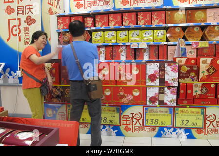 ------ Kunden shop für Mooncakes in einem Supermarkt in Shanghai, China, 28. September 2017. Verbraucher, die im Vorgriff auf die billiger sind die Preise für Produ Stockfoto