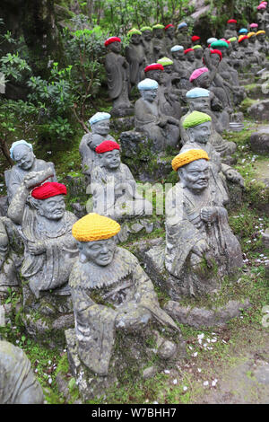 Stein Ksitigarbha Statuen (Jizo Bosatsu) in einem gestrickten Mützen, Daishouin (Daishou-in) Buddhistische Tempel, die heilige Insel Miyajima, Präfektur Hiroshima, Regi Stockfoto