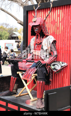 OSAKA, Japan - 29. März, 2019: traditionelle japanische Samurai Rüstung mit Hörnern von Rotwild auf Helm Stockfoto