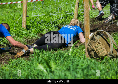 Stadt Cesis, der Lettischen Republik. Laufen Rennen waren die Menschen im Sport tätig. Verschiedene Hindernisse überwinden und ausgeführt wird. Juli 21. 2019. Stockfoto