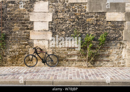 Fahrrad an die Wand gelehnt in Paris, Frankreich, Europa. Stockfoto