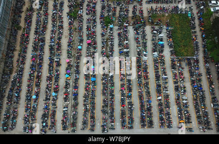 Luftaufnahme von elektrische Fahrräder und Fahrräder nicht an einem geparkten PKW-Parkplatz in der Nähe der Huaqiao Bahnhof von Shanghai Metro Linie 11 in Shanghai, C Stockfoto