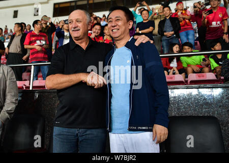 Xu Hui (Jiayin Ka Yan), rechts, Vorsitzender des Evergrande Gruppe, feiert mit Head Coach Luiz Felipe Scolari von Guangzhou Evergrande nach Guangzhou Ev Stockfoto