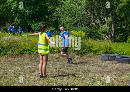 Stadt Cesis, der Lettischen Republik. Laufen Rennen waren die Menschen im Sport tätig. Verschiedene Hindernisse überwinden und ausgeführt wird. Juli 21. 2019. Stockfoto