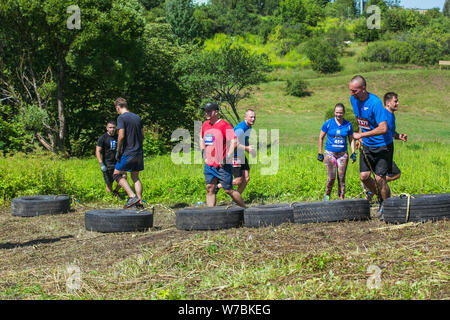 Stadt Cesis, der Lettischen Republik. Laufen Rennen waren die Menschen im Sport tätig. Verschiedene Hindernisse überwinden und ausgeführt wird. Juli 21. 2019. Stockfoto