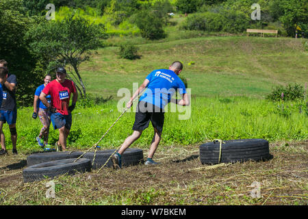 Stadt Cesis, der Lettischen Republik. Laufen Rennen waren die Menschen im Sport tätig. Verschiedene Hindernisse überwinden und ausgeführt wird. Juli 21. 2019. Stockfoto