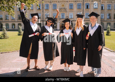 Gruppe von Studenten zusammen nach der Graduierung. Stockfoto