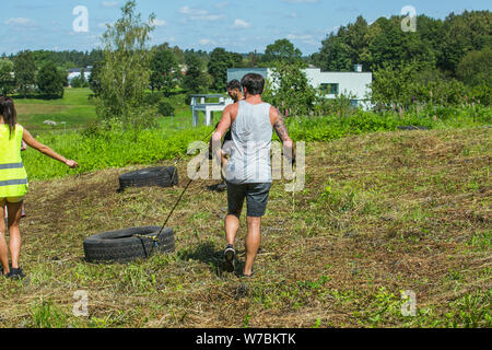 Stadt Cesis, der Lettischen Republik. Laufen Rennen waren die Menschen im Sport tätig. Verschiedene Hindernisse überwinden und ausgeführt wird. Juli 21. 2019. Stockfoto