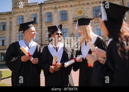 Gruppe der Jugendlichen, die Erlangung des Masters Degree. Stockfoto