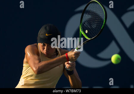 Toronto, Kanada. 5 Aug, 2019. Wang Xiyu China liefert die Kugel gegen Svetlana Kuznetsova in Russland während der ersten Runde Frauen singles Match am 2019 Rogers Schale in Toronto, Canada, Jan. 5, 2019. Credit: Zou Zheng/Xinhua/Alamy leben Nachrichten Stockfoto