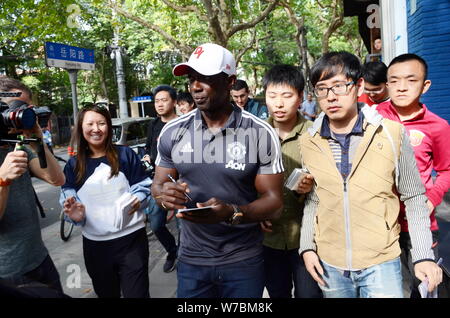 Ehemalige Manchester United Football Star Dwight Yorke, Mitte, Autogramme für die Fans nach einer Werbeveranstaltung für Casillero del Diablo in Shanghai. Stockfoto