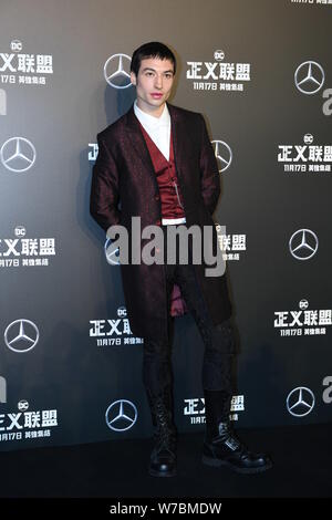 Us-amerikanischer Schauspieler und Sänger Ezra Miller wirft, während er auf dem roten Teppich für den Film 'Justice League' in Peking, China, 26. Oktober 2017 eingeht. Stockfoto