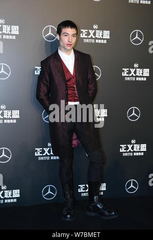 Us-amerikanischer Schauspieler und Sänger Ezra Miller wirft, während er auf dem roten Teppich für den Film 'Justice League' in Peking, China, 26. Oktober 2017 eingeht. Stockfoto