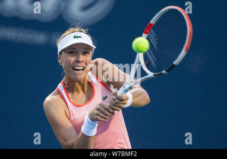 Toronto, Kanada. 5 Aug, 2019. Anet Kontaveit Estlands gibt die Kugel während der ersten Runde Frauen singles Match gegen Maria Sharapova von Russland 2019 Rogers Schale in Toronto, Canada, Jan. 5, 2019. Credit: Zou Zheng/Xinhua/Alamy leben Nachrichten Stockfoto