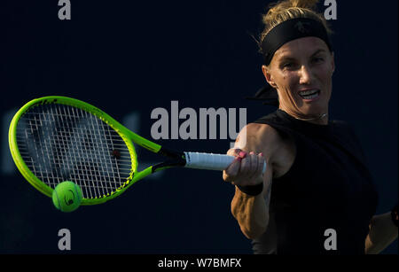 Toronto, Kanada. 5 Aug, 2019. Svetlana Kuznetsova von Russland liefert den Ball gegen Wang Xiyu von China während der ersten Runde Frauen singles Match am 2019 Rogers Schale in Toronto, Canada, Jan. 5, 2019. Credit: Zou Zheng/Xinhua/Alamy leben Nachrichten Stockfoto