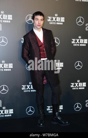 Us-amerikanischer Schauspieler und Sänger Ezra Miller wirft, während er auf dem roten Teppich für den Film 'Justice League' in Peking, China, 26. Oktober 2017 eingeht. Stockfoto