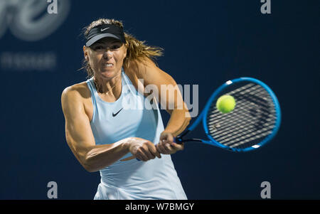 Toronto, Kanada. 5 Aug, 2019. Maria Sharapova von Russland liefert die Kugel während der ersten Runde Frauen singles Match gegen Anet Kontaveit Estlands an der 2019 Rogers Schale in Toronto, Canada, Jan. 5, 2019. Credit: Zou Zheng/Xinhua/Alamy leben Nachrichten Stockfoto