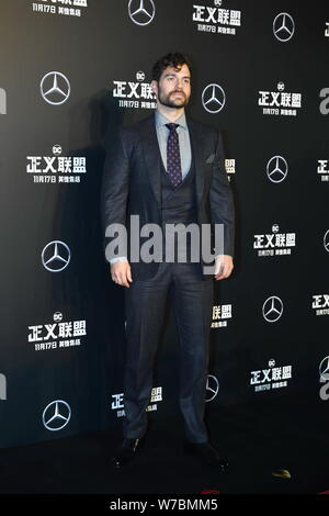 Der britische Schauspieler Henry Cavill wirft, während er auf dem roten Teppich für den Film 'Justice League' in Peking, China, 26. Oktober 2017 eingeht. Stockfoto