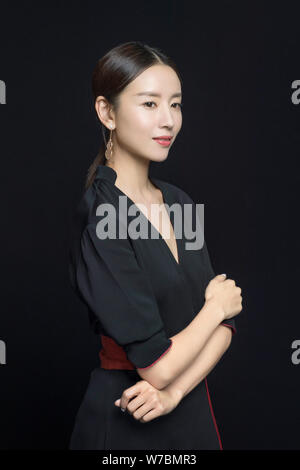 Chinesische Schauspielerin Dong Jie stellt für Portrait Fotos bei einem exklusiven Interview von Imaginechina in Peking, China, 26. September 2017. Stockfoto
