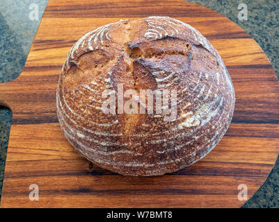 Nahaufnahme von einem Laib von frischem, heißem hausgemachte Sauerteig Brot aus dem Ofen gebacken Stockfoto