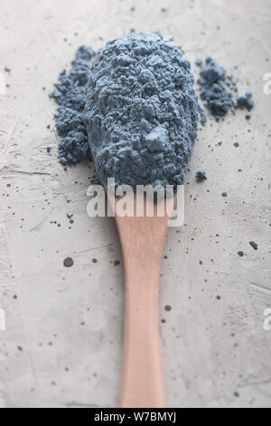 Ansicht von oben in Blau tee Matcha in einem Löffel auf Betonflächen. Es ist eine reiche Quelle von Antioxidantien und Polyphenole. Bei der Vorbereitung, das Pulver wird teilweise Stockfoto