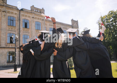 Gruppe von Absolventen der Abschied von ihrer Universität. Stockfoto