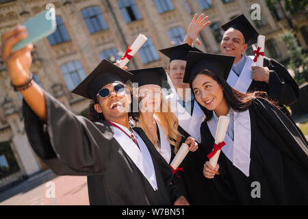 Glückliche Absolventen eine selfie zusammen in der Nähe der Universität. Stockfoto