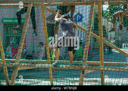 Stadt Cesis, der Lettischen Republik. Laufen Rennen waren die Menschen im Sport tätig. Verschiedene Hindernisse überwinden und ausgeführt wird. Juli 21. 2019. Stockfoto