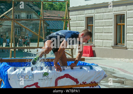 Stadt Cesis, der Lettischen Republik. Laufen Rennen waren die Menschen im Sport tätig. Verschiedene Hindernisse überwinden und ausgeführt wird. Juli 21. 2019. Stockfoto