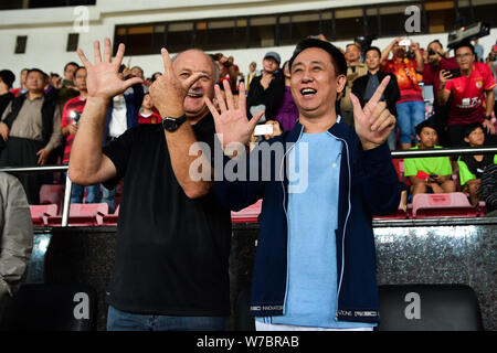 Xu Hui (Jiayin Ka Yan), rechts, Vorsitzender des Evergrande Gruppe, feiert mit Head Coach Luiz Felipe Scolari von Guangzhou Evergrande nach Guangzhou Ev Stockfoto