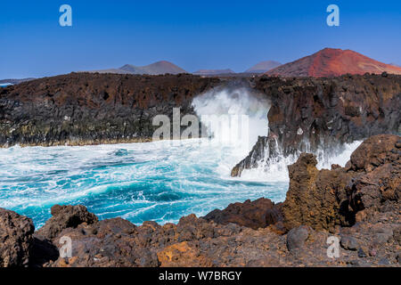 Spanien, Lanzarote, riesige Wellen in Los Hervideros bay Felsen brechen Stockfoto
