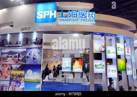 ---- Menschen besuchen den Stand der Shanghai Pharmaceutical (SPH) während einer Ausstellung in Shanghai, China, 21. April 2016. Shanghai Pharmaceuticals Co. Stockfoto